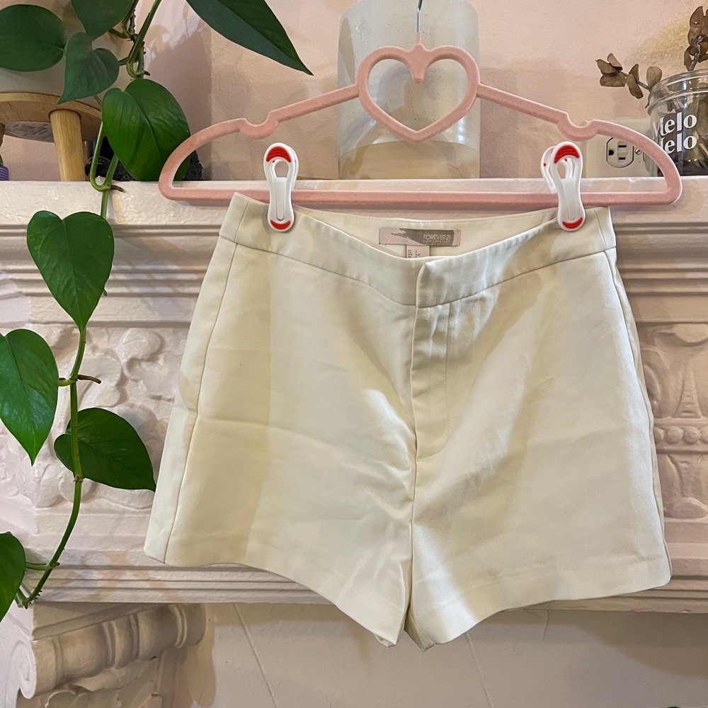 Cream colored trouser shorts with sliding clasp closure